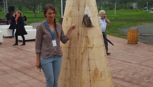 Жители Владивостока ощипали гигантскую елку из корюшки