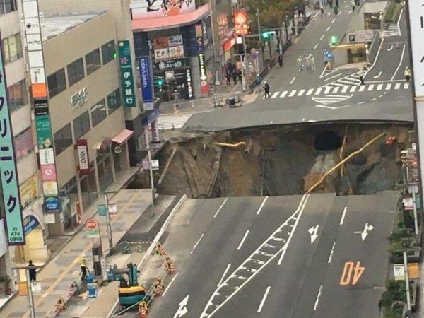 В центре японского города Фукуока образовалась огромная дыра