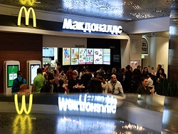СМИ сообщили о вооруженных людях в московском "Макдоналдсе"