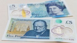 Магазины Британии стали отказываться принимать банкноты с Черчиллем
