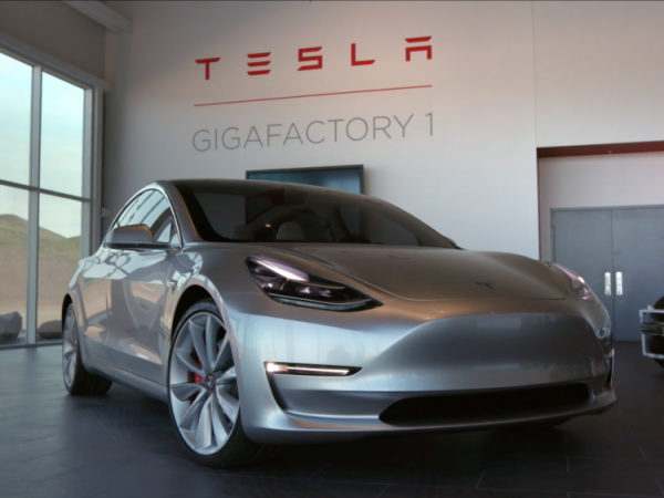 Видео дня: авто Tesla самостоятельно отвозит хозяина на работу и производит парковку