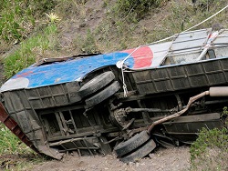 В Эквадоре при падении автобуса в пропасть погибли 12 человек