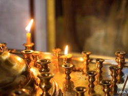 Девушка, прикуривавшая сигарету от свечи в храме, попала под уголовное дело
