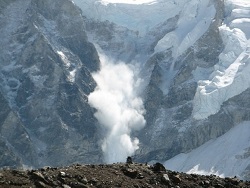 Следователи проверят пропажу двух человек на Камчатке после схода лавины с вулкана