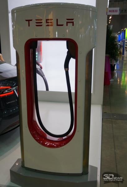 Tesla переведет станции Supercharger на солнечные панели и аккумуляторы