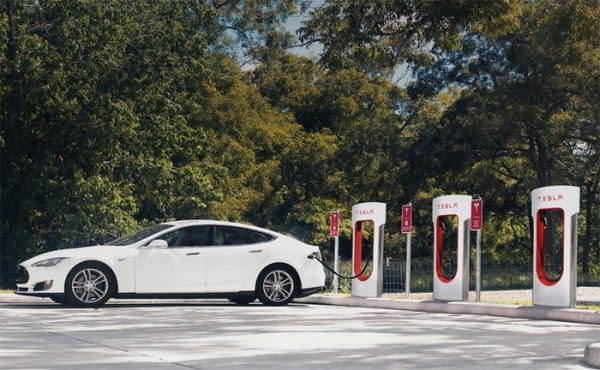 Tesla переведет станции Supercharger на солнечные панели и аккумуляторы