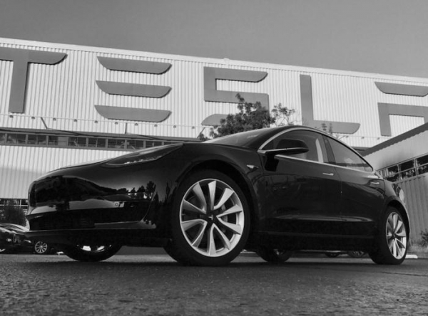 Элон Маск продемонстрировал первый серийный образец Tesla Model 3