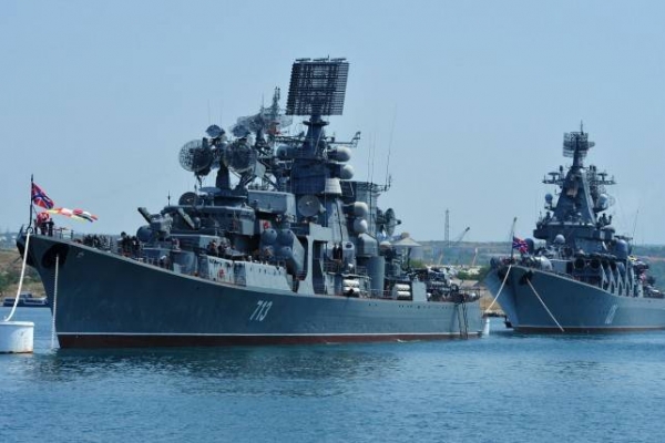 Путин: парад ВМФ возрождает традиции, а не "бряцает оружием"
