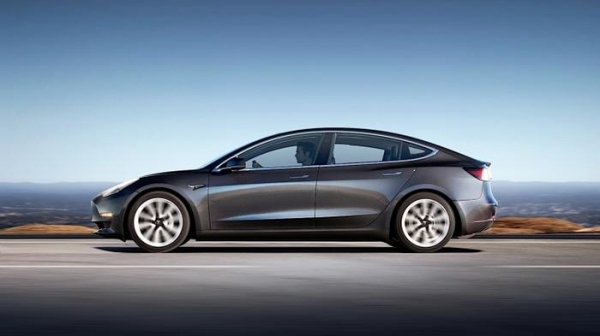 Tesla передала покупателям 30 первых электрокаров Model 3