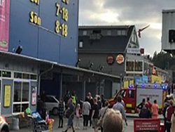 ЧП в Швеции: пожилой мужчина въехал на машине в здание гипермаркета