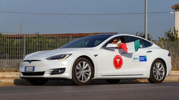 Электромобиль Tesla Model S смог преодолеть более 1000 км на одной подзарядке