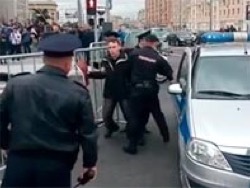 На открытии памятника Калашникову в Москве дважды задержали активиста с плакатом