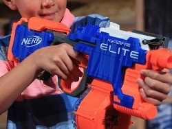 Nerf - детское оружие, опасное для глаз, предупреждают врачи