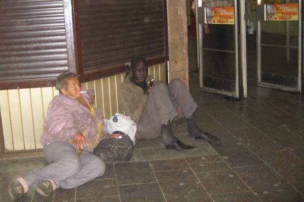 Чернокожий бездомный попал в СИЗО за драку с пьяным десантником
