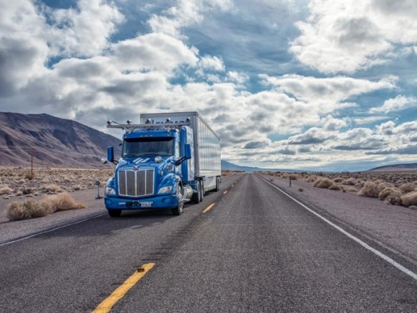 Самоуправляемые грузовики с рефрижераторами курсируют между Техасом и Калифорнией