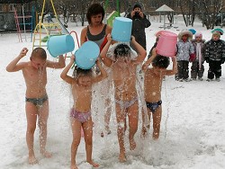 Heute: русские мамы обливаются с детьми на морозе — и даже не вздрагивают