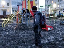 В России школьник тонул в грязи на детской площадке