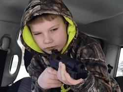 Девятилетний мальчик с пневматическим пистолетом остановил автоугонщика