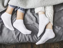 Привычка спать в носках: вредно или полезно?