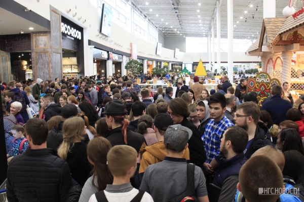 Сотни новосибирцев в ТЦ "МЕГА" выстроились в очередь за бесплатной едой