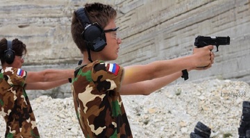 Опасный патриотизм: ЛДПР учит школьников стрелять и метать ножи