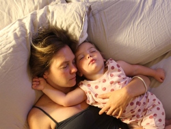 Рабочий график матери может повлиять на сон ребенка