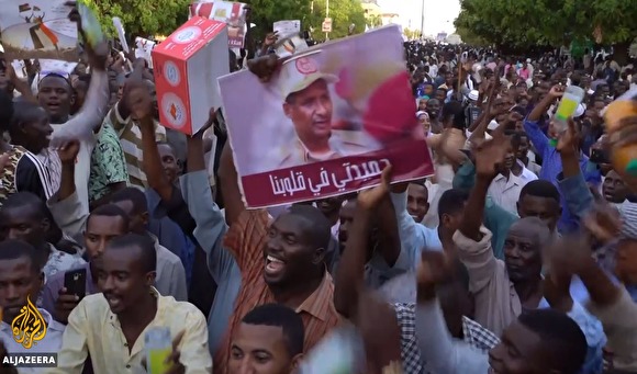 В столице Судана спецназ открыл по протестующим огонь из пулеметов