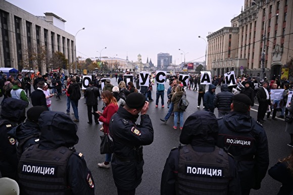Более 60% россиян считают, что в стране есть осужденные за свои политические взгляды