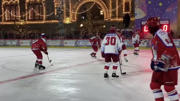 Путин забросил больше половины шайб своей команды в хоккейном матче на Красной площади