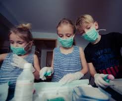 Российские дети начали играть в коронавирус