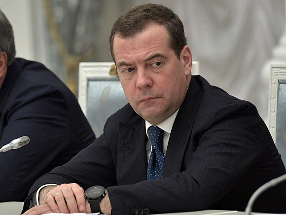 Медведев: Ситуация в некоторых отраслях экономики уже напоминает коллапс