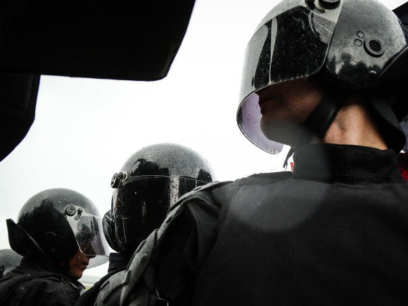 В Сургуте бойцы ОМОН в масках и с автоматами задержали трех пожилых рыбаков
