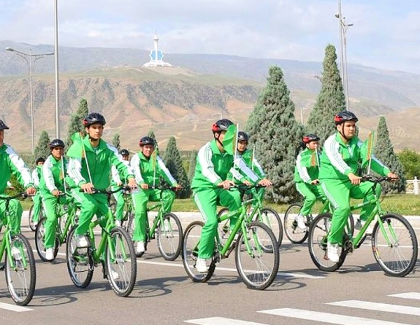 В Туркмении во время пандемии провели массовый велопробег в честь Дня здоровья