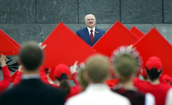Лукашенко хоть и диктатор, но у него стоит поучиться, как защищать жизнь людей