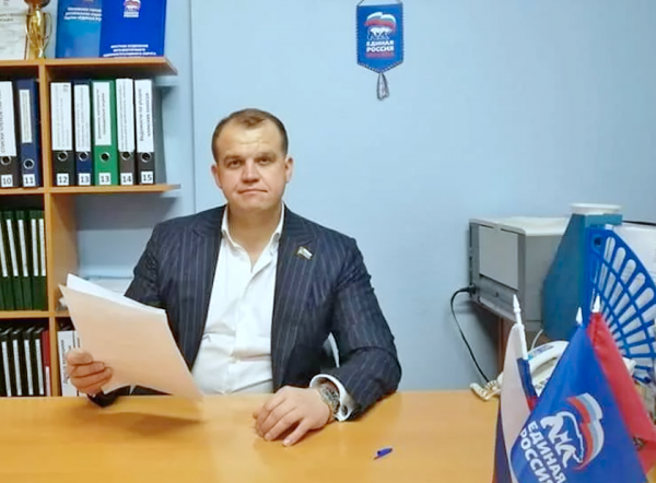 Муниципальный депутат от Единой России оставил деньги в бардачке автомобиля на радость преступникам