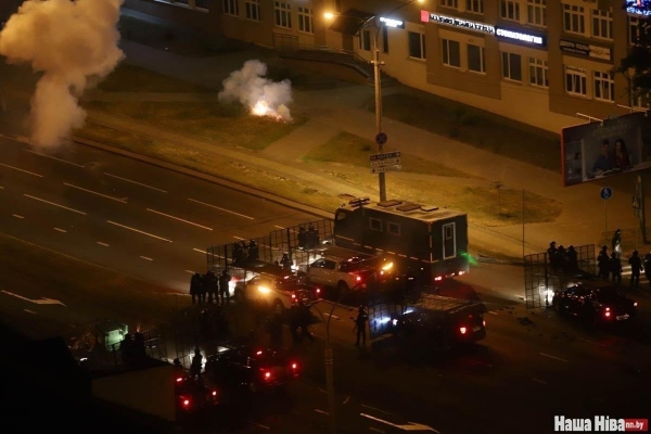 Силовики в Минске открыли огонь по протестующим. В числе раненных — журналистка