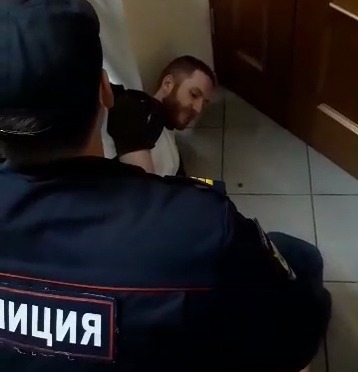 В Петербурге на избирательном участке полицейские сломали руку корреспонденту «Медиазоны