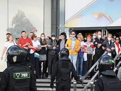 В Минске протестующие начали строить баррикады