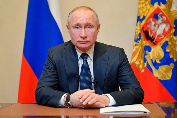 Под Новый год Путин подписал около 100 новых законов. Рассказываем о самых важных
