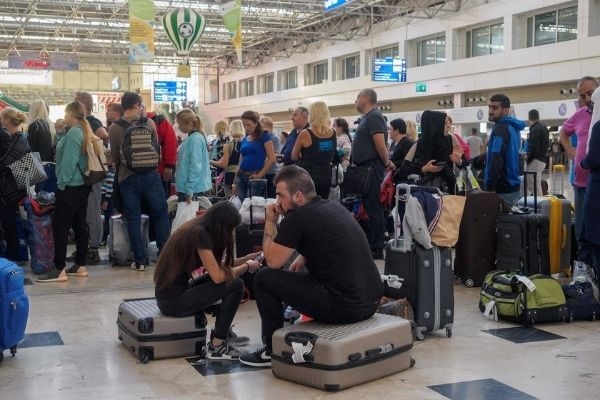 Россияне не могут вернуться домой из-за отмены авиасообщения с Турцией