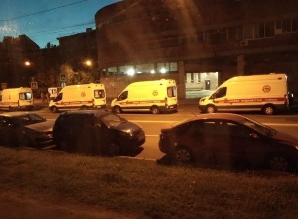 У Покровской больницы Петербурга вторую ночь стоят очереди из скорых