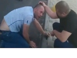 В Краснодаре задержали мужчину, избившего полицейского перед камерой