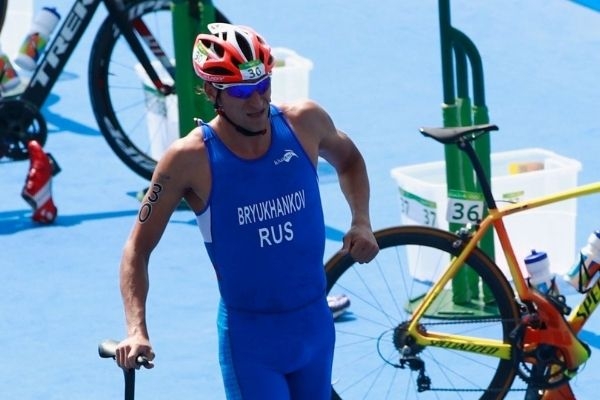 Третьего за месяц российского триатлониста отстранили за допинг