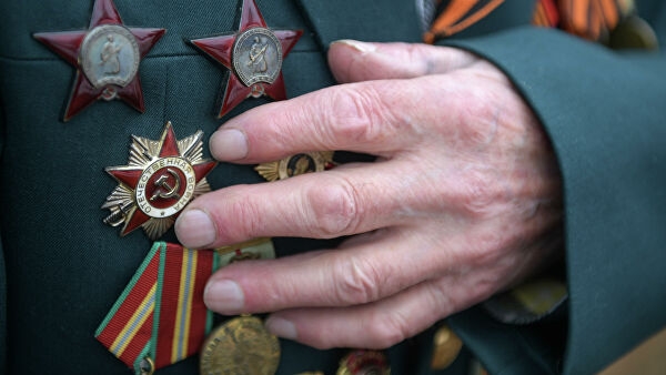 В Петербурге полицейского обвиняют в краже орденов из квартиры умершего ветерана