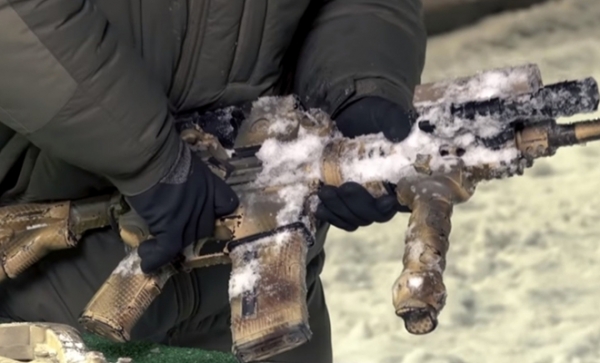 Автоматы разных армий мира заморозили во льду