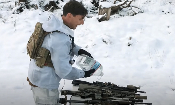 Автоматы разных армий мира заморозили во льду