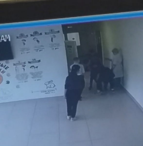 Российский школьник был избит сотрудником школы за отказ от прививки