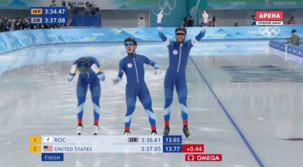 Конькобежец Даниил Алдошкин показал неприличный жест после победы над американцами